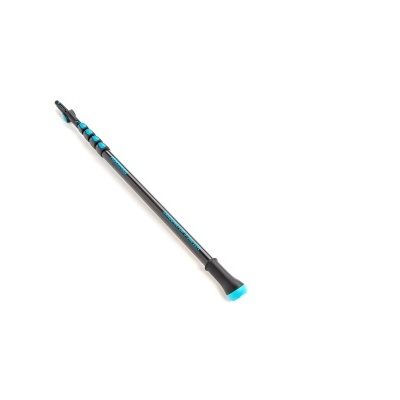 Cabo telescópico azul e preto sobre fundo branco