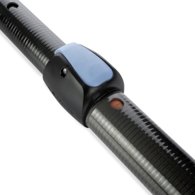 Barra extensível preta com botão azul para ajuste