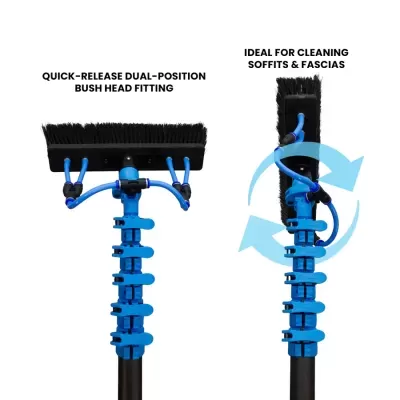 Escova preta com suporte azul e tubo azul flexível para limpeza de sofites e frisos em duas posições diferentes