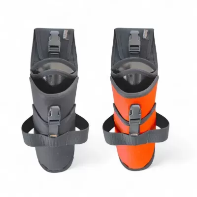 Dois suportes de cana de pesca, um preto e outro laranja, com fivelas e cintos em fundo branco