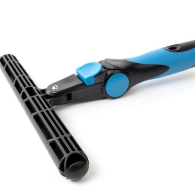 Rodo de plástico preto e azul para limpeza