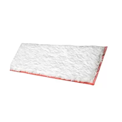 Tapete branco felpudo com bordas vermelhas