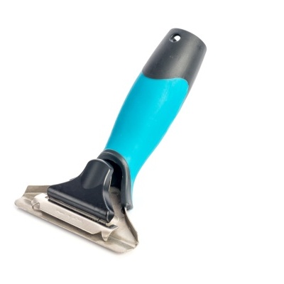 Aparador de pêlos com cabo azul e preto e lâminas metálicas