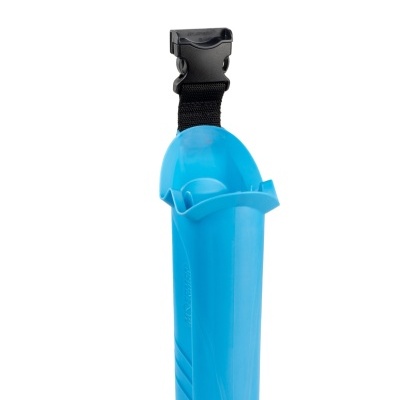 Porta-vara de pescar azul com fixador preto em fundo branco