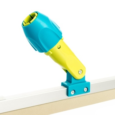 Braço articulado amarelo e azul fixado em base branca e bege