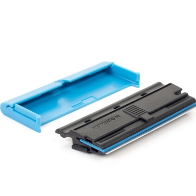 Recarga de lâmina para aparelho de barbear azul e preta sobre fundo branco