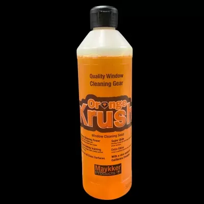 Frasco de produto de limpeza laranja para janelas com rótulo