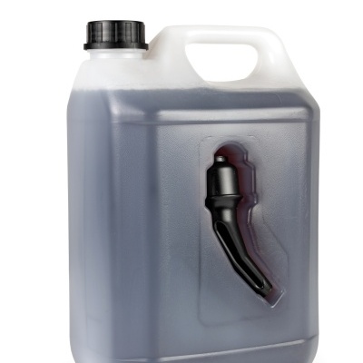 Recipiente plástico translúcido com líquido escuro e peça preta na lateral