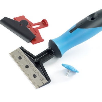 Espátula azul e preta com lâmina metálica e peças acessórias vermelha e azul