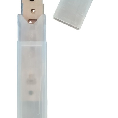 Lâminas de metal numa caixa de plástico translúcida opaca com tampa e gancho