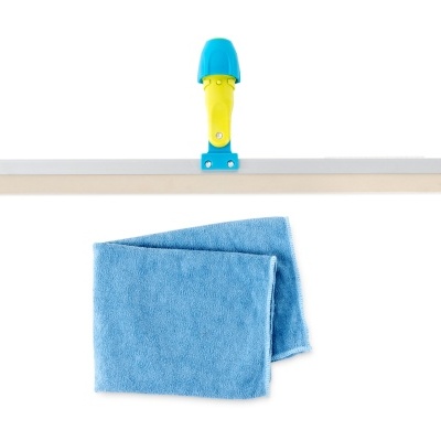 Rodo de limpeza com cabo azul e amarelo e pano de microfibra azul