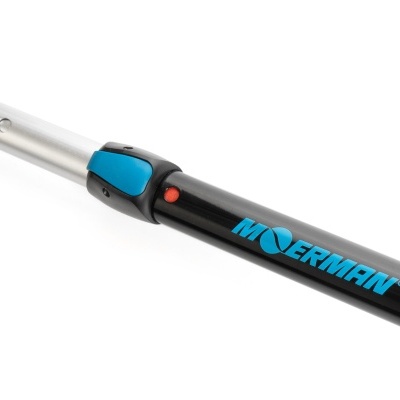 Varas telescópicas com punho preto e azul e texto MOERMAN