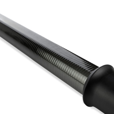 Barra metálica texturizada para levantamento de peso com extremidade preta.