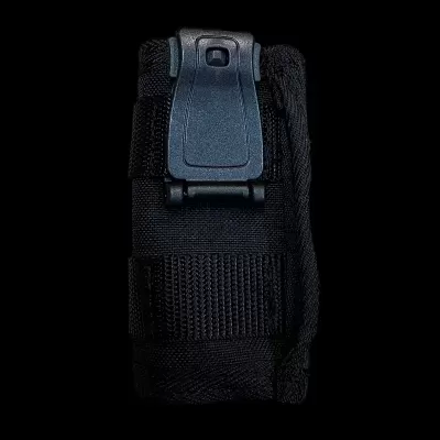 Bolsa preta de tecido resistente com fecho de mola em plástico