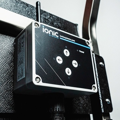 Caixa de controlo eletrónico preta com botões de seta e texto Ionic Systems