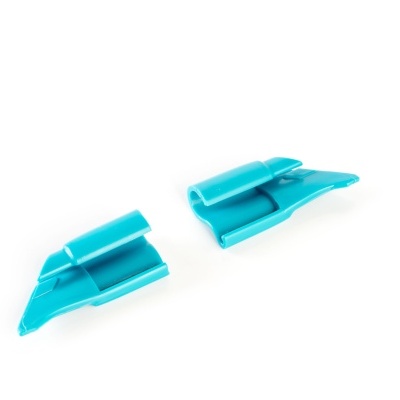 Dois clipes ou acessórios plásticos azuis sobre fundo branco