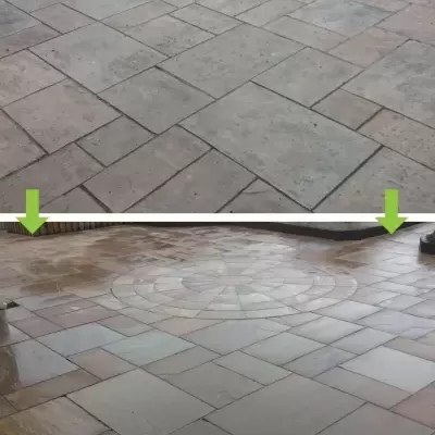 Piso exterior em pedra antes e depois de limpeza, mostrando diferença visível na limpeza e brilho.