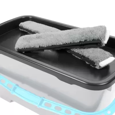 Balde de limpeza cinzento com tapa preta e pega azul