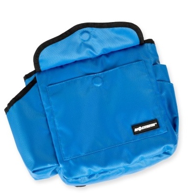 Bolsa azul com bolso frontal e fecho de pressão, detalhes em preto