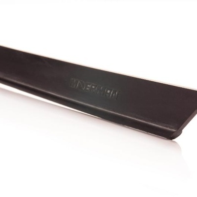 Barra metálica preta com inscrição gravada INSPIRUM sobre fundo branco