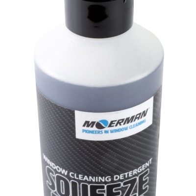 Garrafa plástica de detergente para limpeza de janelas com rótulo preto e texto branco.