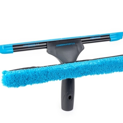 Rodo preto com borracha azul e esponja azul sobre fundo branco