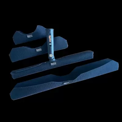 protetores de espuma azuis Mustad Marine em fundo preto