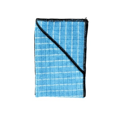 Toalha azul com padrão de riscas brancas e bordas pretas