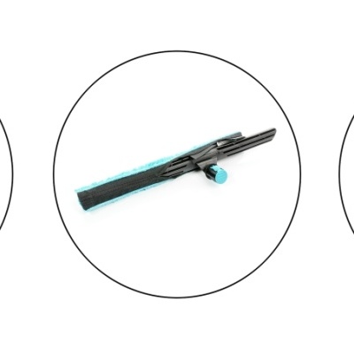 Escova limpa janelas com cabo preto e detalhes azuis em três ângulos diferentes