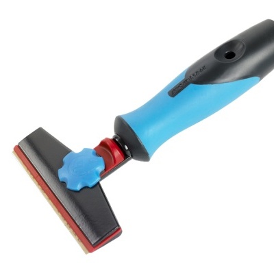 Ferramenta de remoção de pelos azul e preta com lâmina vermelha em fundo branco