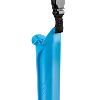 Suporte ou estojo azul de plástico com cinta preta e presilha