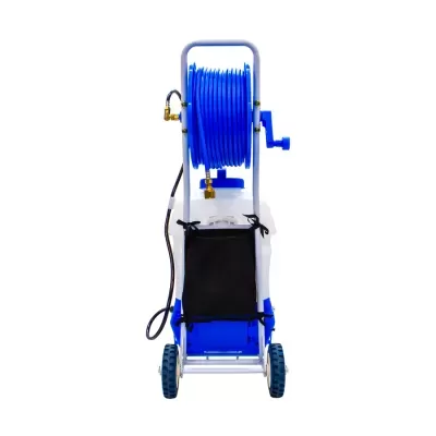 Carrinho de limpeza com tubo azul enrolado e depósito branco