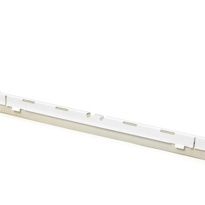 Régua branca com placas metálicas sobre fundo branco