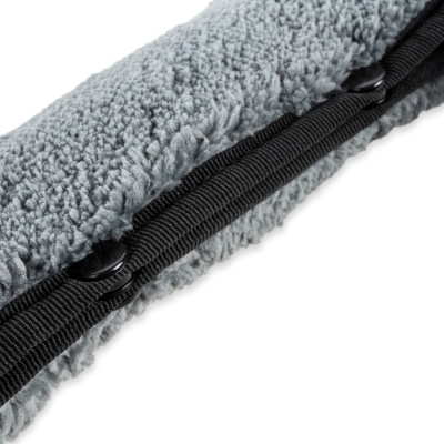 Pincel de limpeza com cabo azul, tecido cinza peludo e detalhes pretos