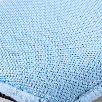 Tecido azul claro com textura malha e bordas costuradas