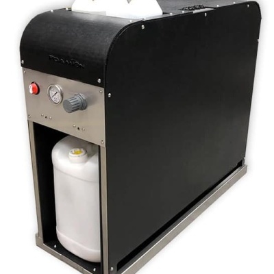 Máquina industrial preta com painel metálico e tanques brancos