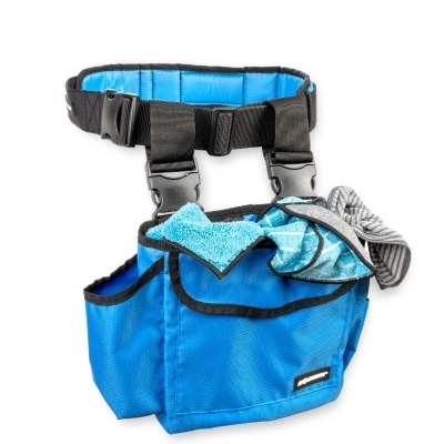 Bolsa azul para ferramentas com alças pretas, panos de limpeza e fivelas de plástico.