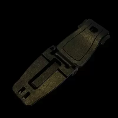 Fecho de plástico preto articulado sobre fundo preto