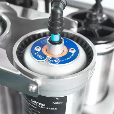 Filtro industrial metálico com base azul com texto e suporte metálico em close-up