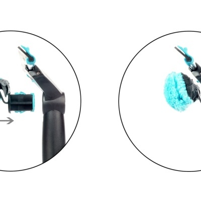 Escova elétrica de limpeza com cabeça azul de microfibra e cabo preto em fundo branco