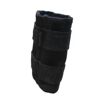 Calça preta com tiras de velcro em fundo branco