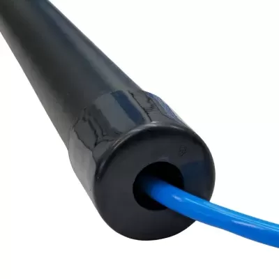 Cabo azul com proteção preta cilíndrica em fundo branco