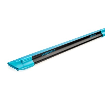 Prancha para gelo preta com detalhes azuis e texto LIQUIDFORCE