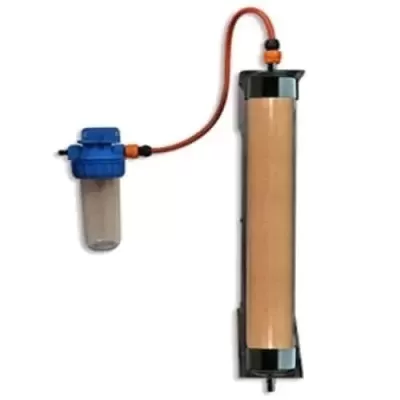 Filtro de água com corpo castanho e recipiente azul