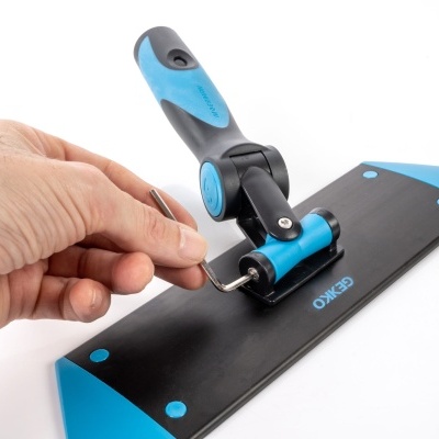 ferramenta de limpeza com cabo azul e preto e base retangular