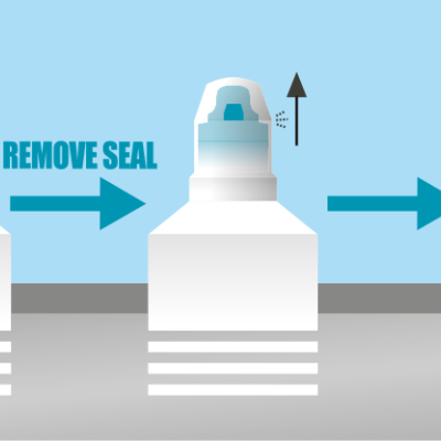 Garrafa plástica branca com tampa azul e selo, removendo selo, rotulada DETERGENT