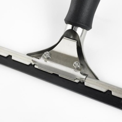 Ferramenta para limpeza de vidros com pega preta, suporte metálico e lâmina de borracha preta