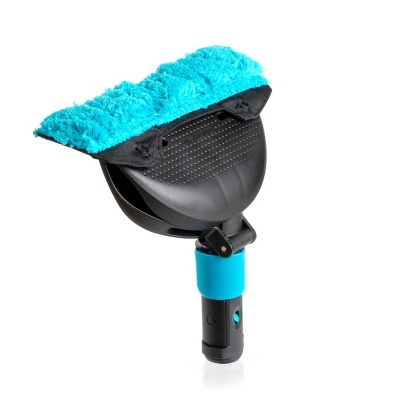 Escova de limpeza azul com base preta e cabo azul sobre fundo branco