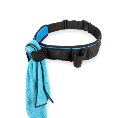 Cinto preto com toalha azul clara anexada