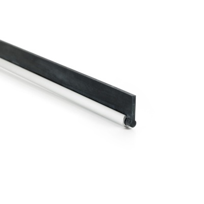 Barra vedante preta com vedante branco em fundo branco